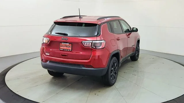New 2026 Red Hot Pearl-Coat Exterior Paint Jeep Latitude image 9