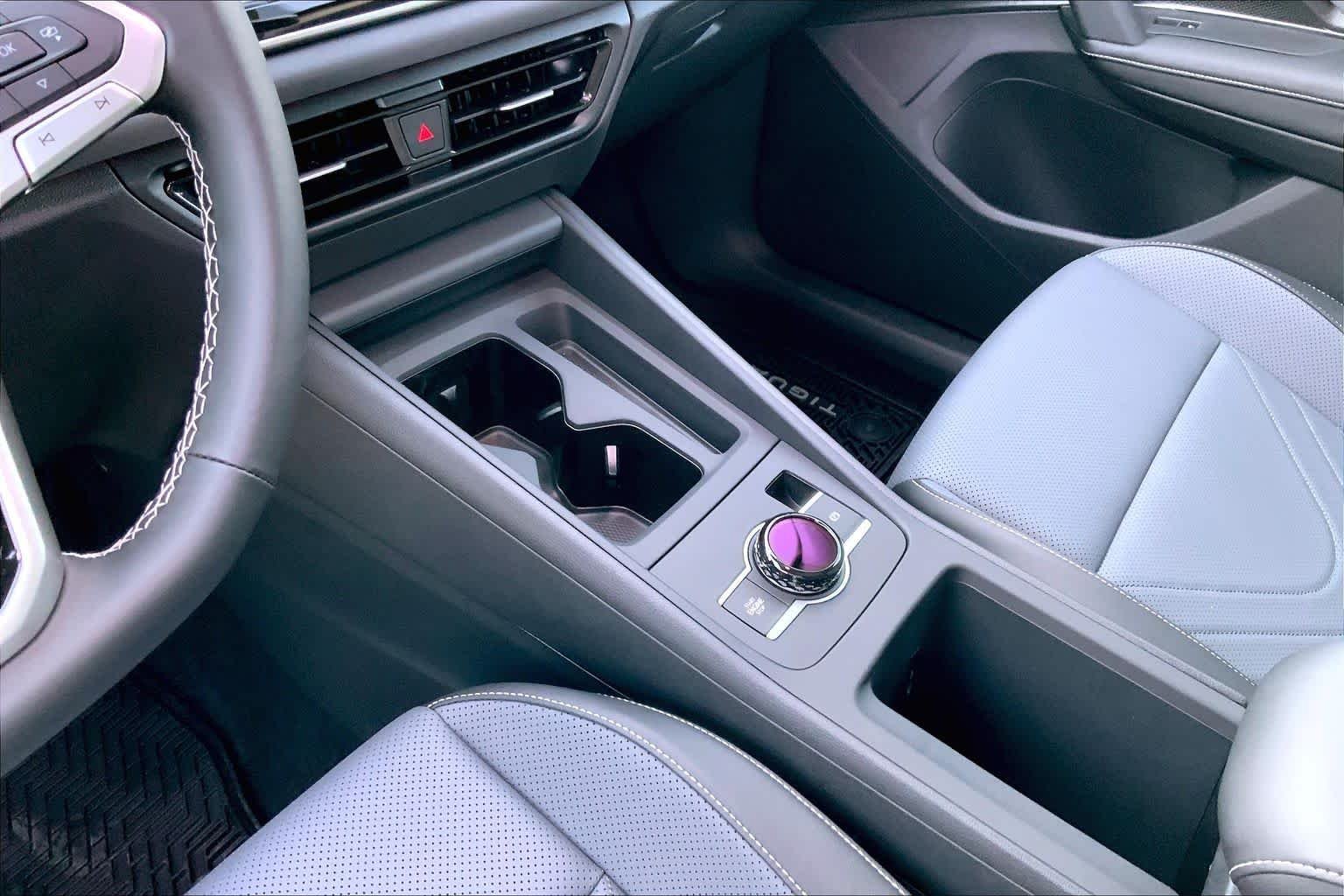 New 2026 Platinum Gray M Volkswagen SE image 7