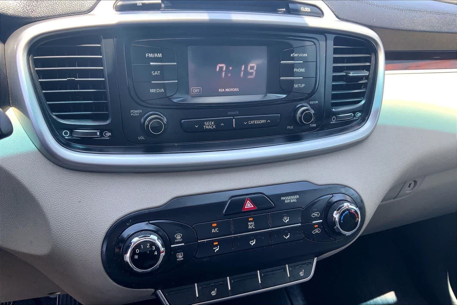 Used 2016 Snow White Pearl Kia LX image 34