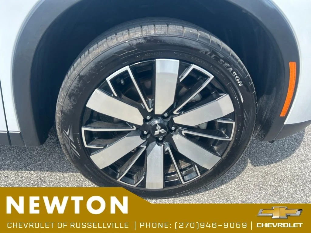 Used 2025  Mitsubishi SE image 47