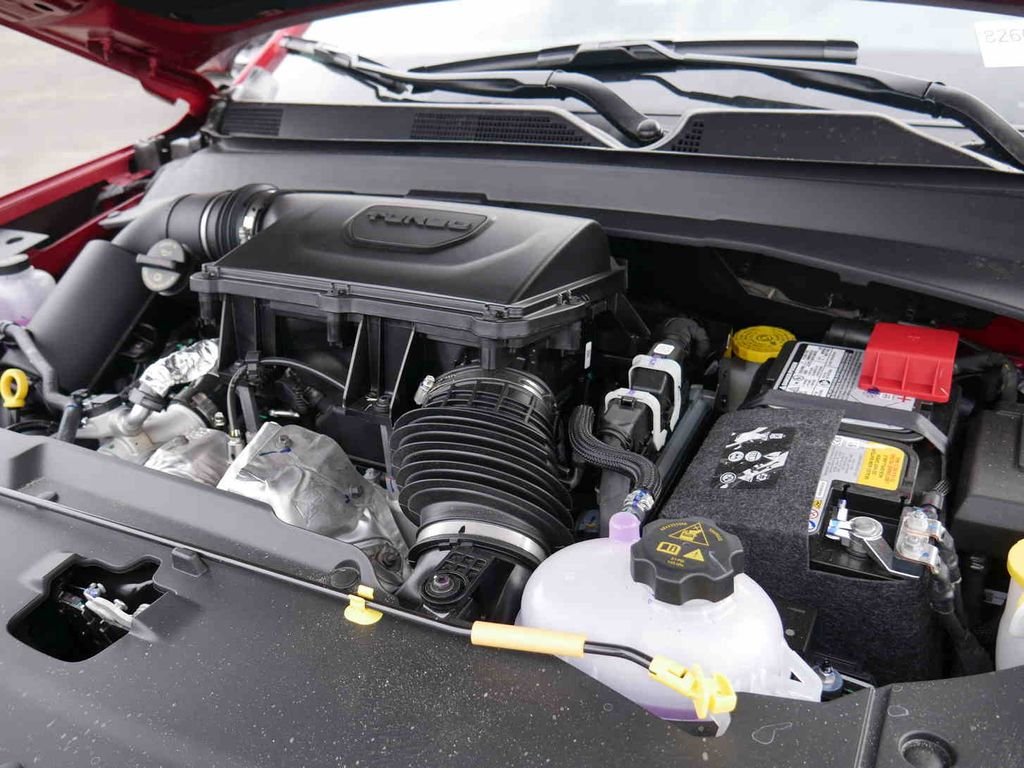 New 2026 Red Hot Pearl-Coat Exterior Paint Jeep Latitude image 11