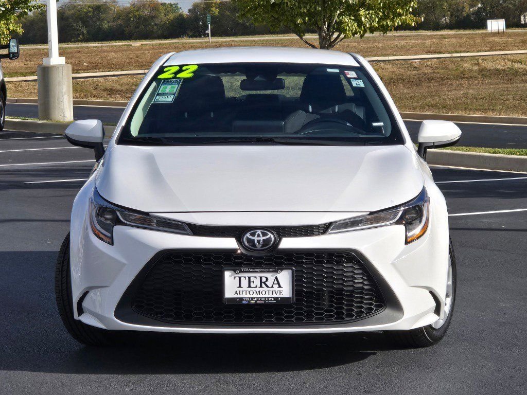 Used 2022 Toyota Corolla LE with VIN 5YFEPMAE8NP371388 for sale in Plano, IL