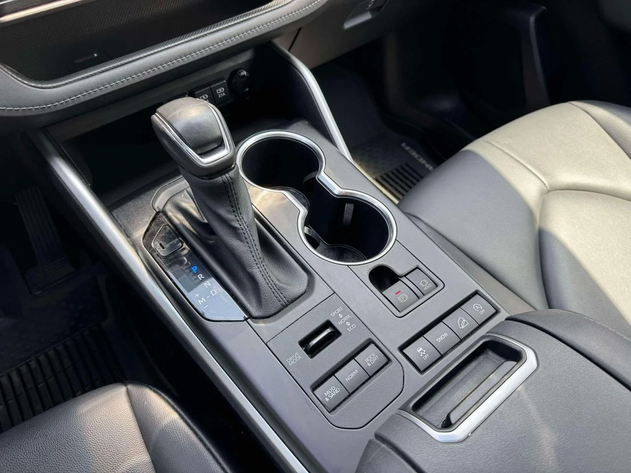 Used 2020 Midnight Black Metallic Toyota XLE image 36