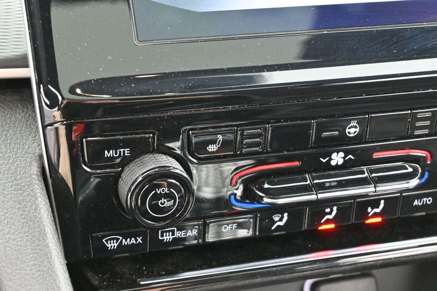 Used 2023 Diamond Black Crystal Pearlcoat Jeep Altitude image 22