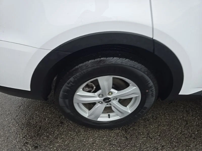Used 2025 White Kia LX image 9