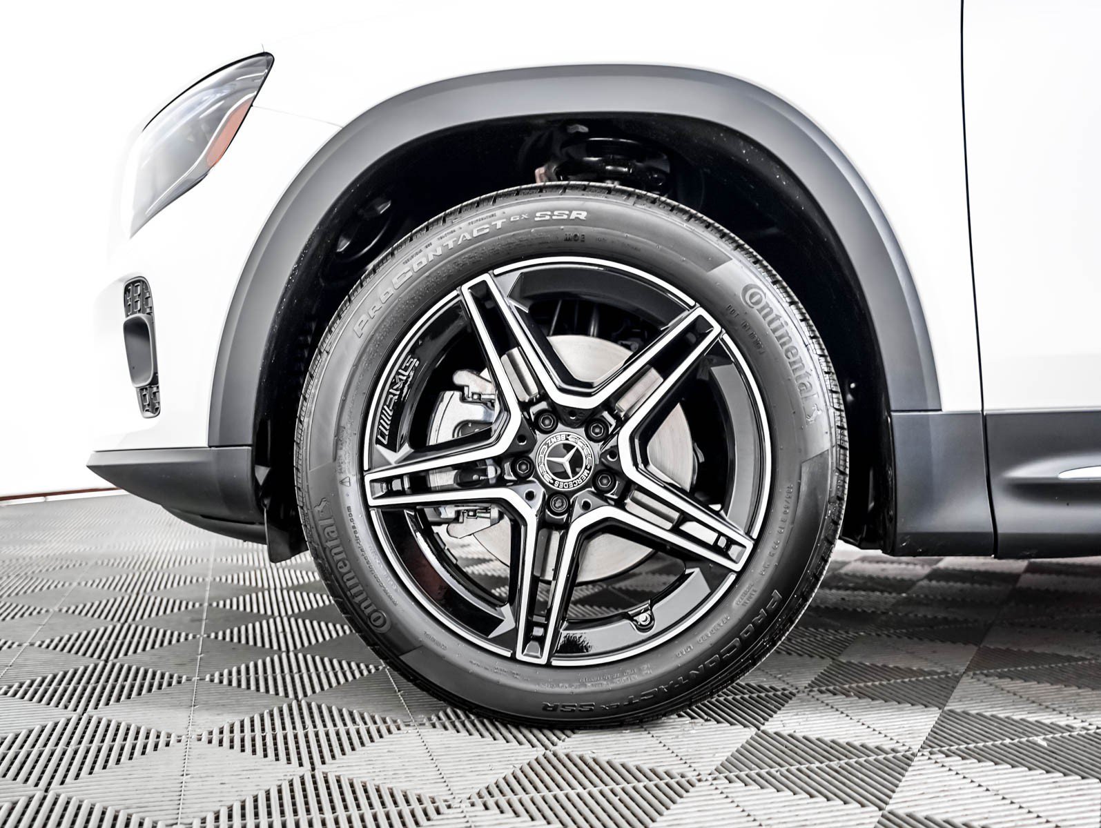 New 2026 Polar White Mercedes-Benz GLB 250 image 4