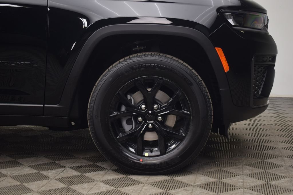 New 2026 Diamond Black Crystal Pearl-Coat Exterior Paint Jeep Laredo Altitude image 8