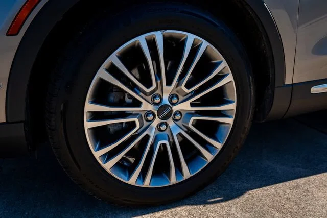 Used 2016 Luxe Metallic Lincoln Reserve image 14