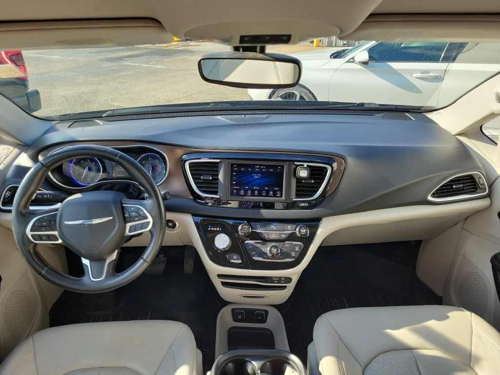 Used 2018 Gray Chrysler Touring L image 12