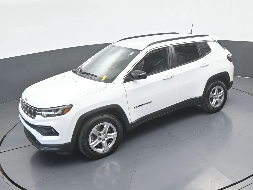 Used 2023 Bright White Clearcoat Jeep Latitude image 43