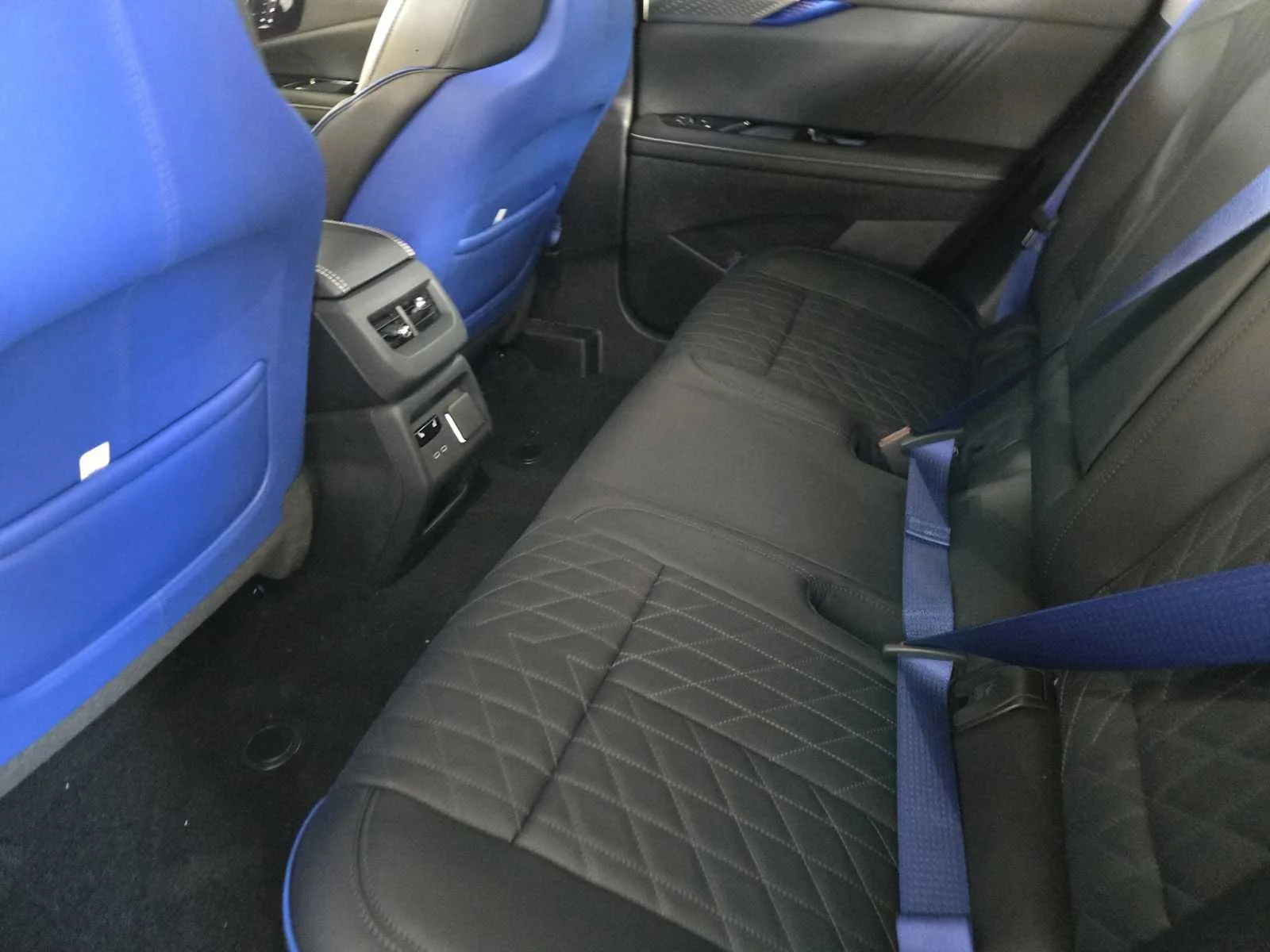 2027 Cadillac OPTIQ V-Series - Photo 19