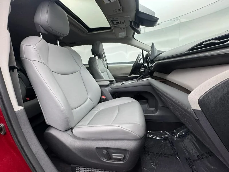 Used 2023  Toyota XLE Minivan 4D image 32