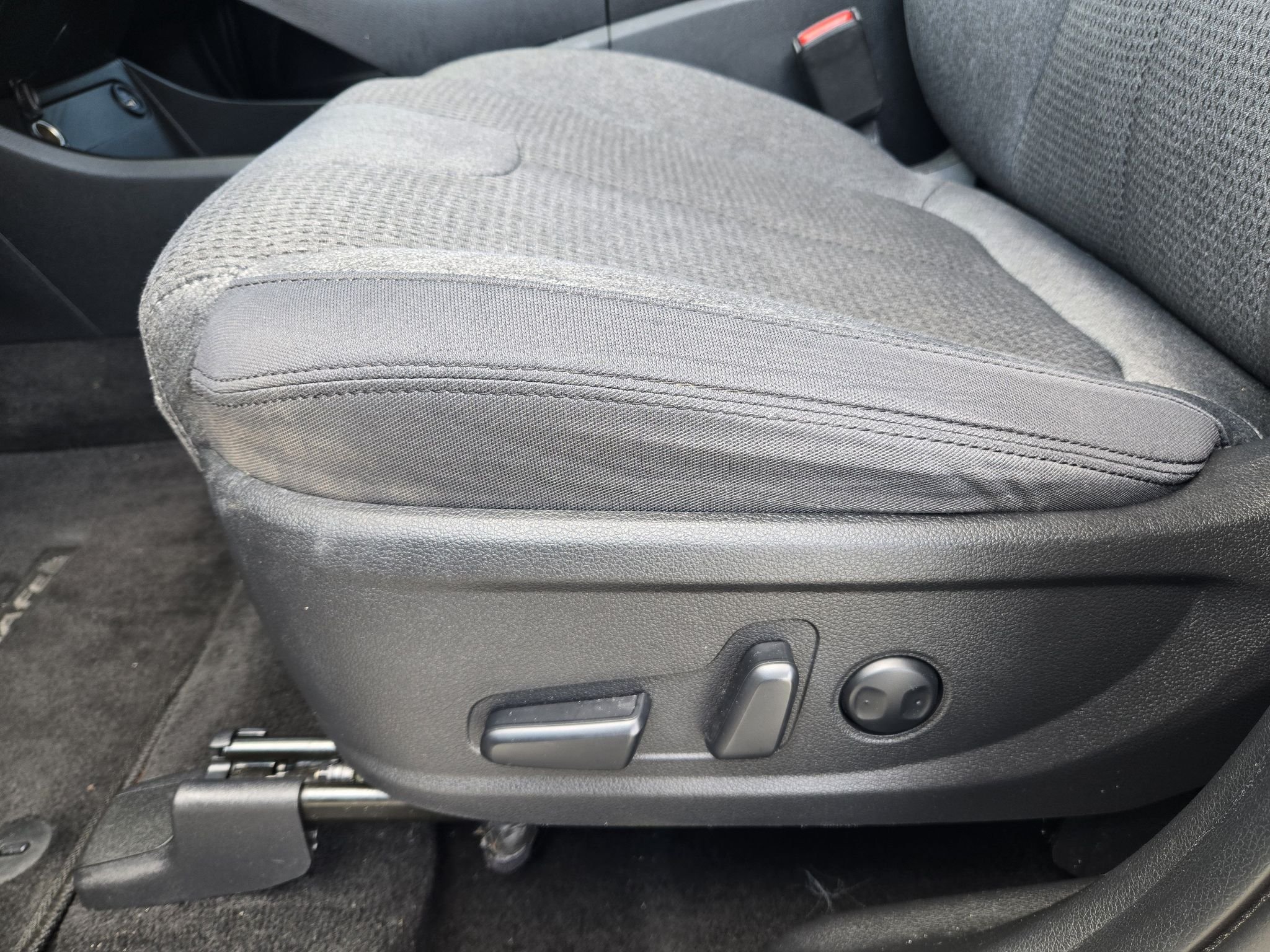 Used 2023 Shimmering Silver Hyundai SEL image 24
