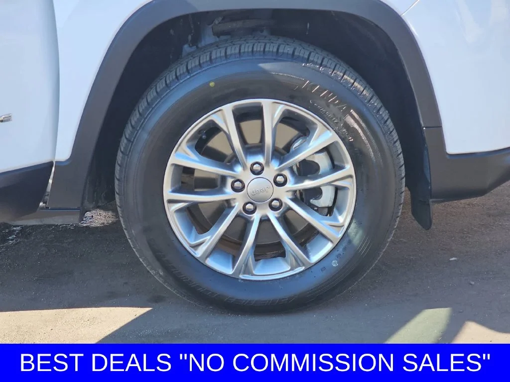 Used 2021 Bright White Clearcoat Jeep Latitude Lux image 38