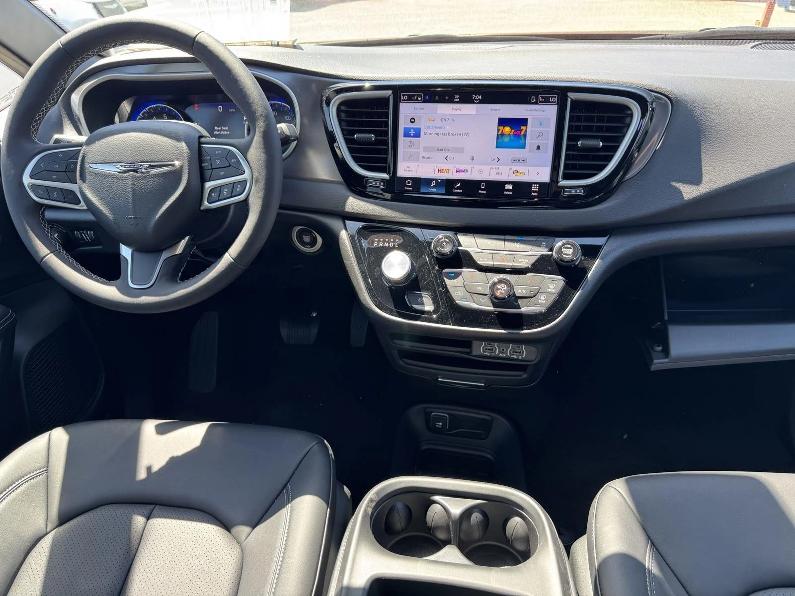 2025 Chrysler Voyager LX - Photo 7