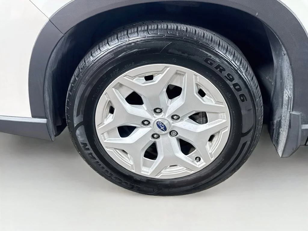 Used 2020 White Subaru Base image 37