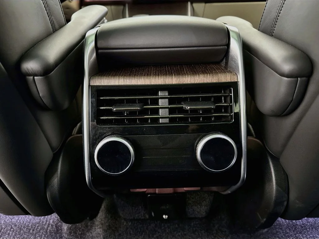 Used 2024 White Land Rover SE image 26