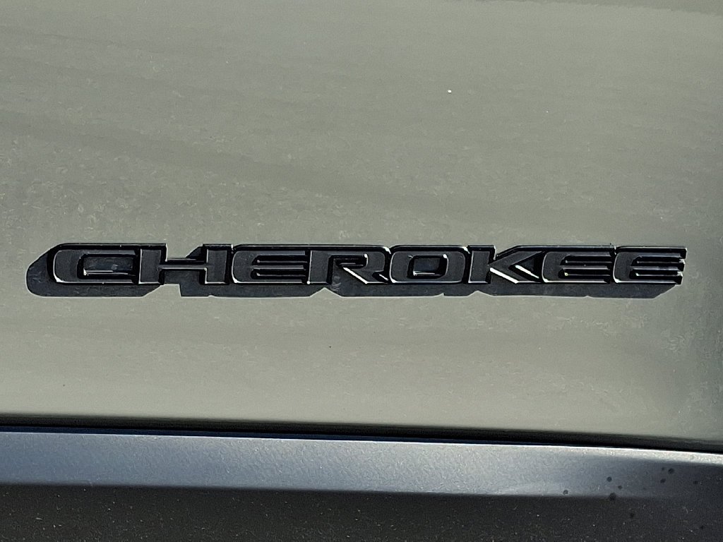 Used 2023 Gray Jeep Altitude image 30