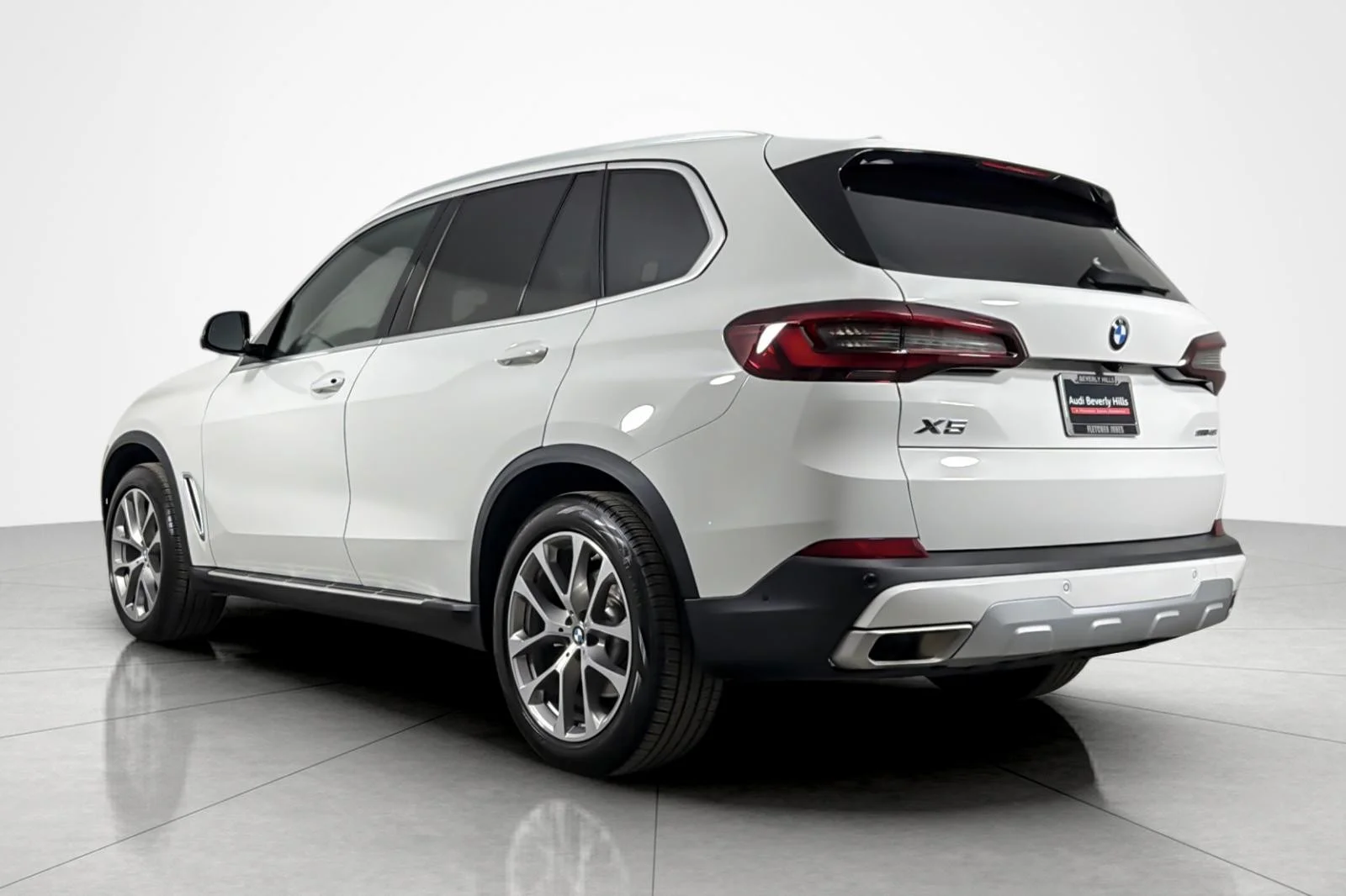 Used 2023 Alpine White BMW sDrive40i Sports Activity Vehicle image 3