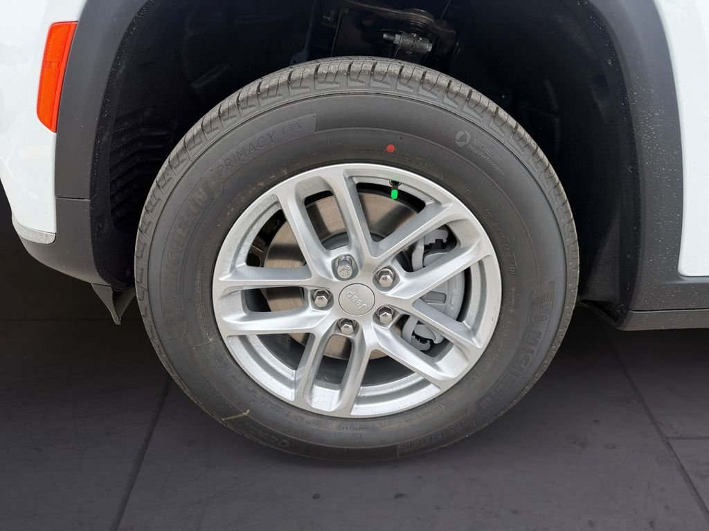 New 2026 Bright White Clear-Coat Exterior Paint Jeep Laredo image 9