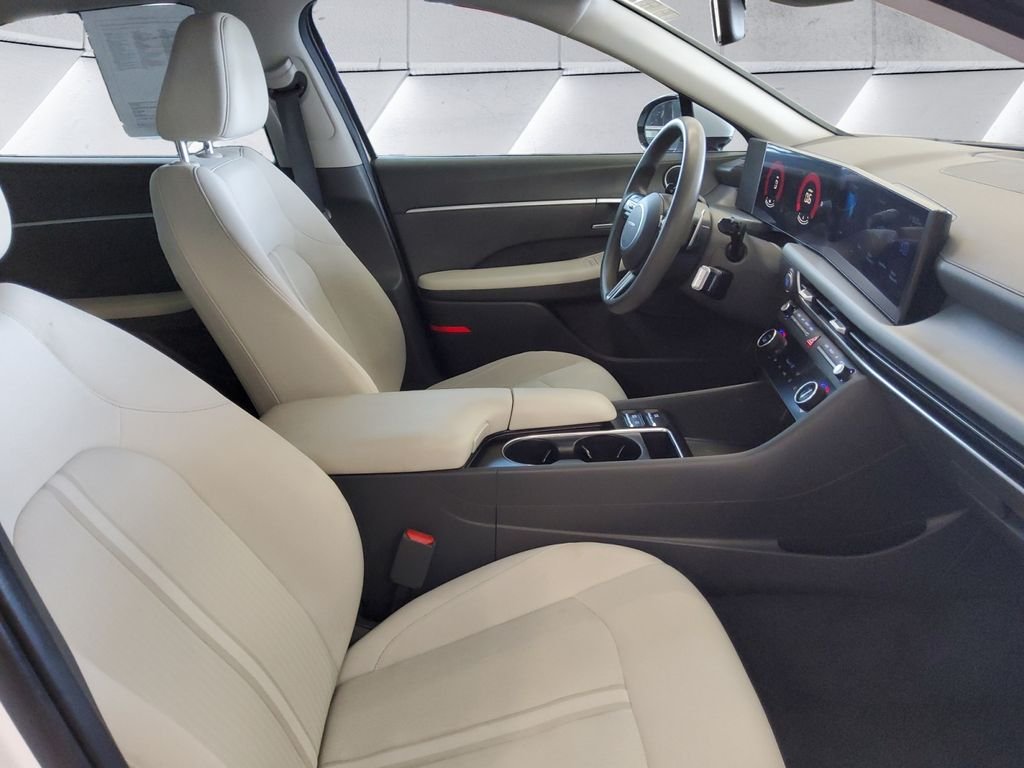 Used 2024 White Hyundai SEL image 13