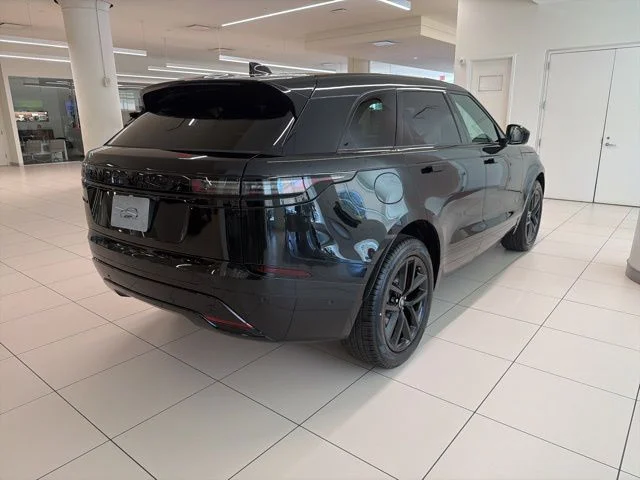 New 2026 Santorini Black Land Rover Dynamic SE image 2
