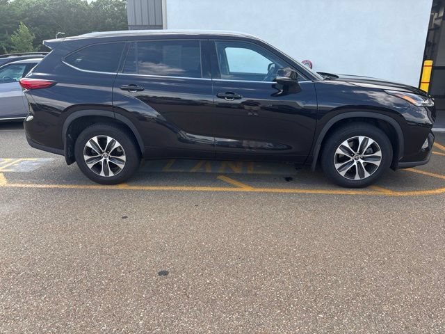 Used 2022 Amber Toyota XLE image 4