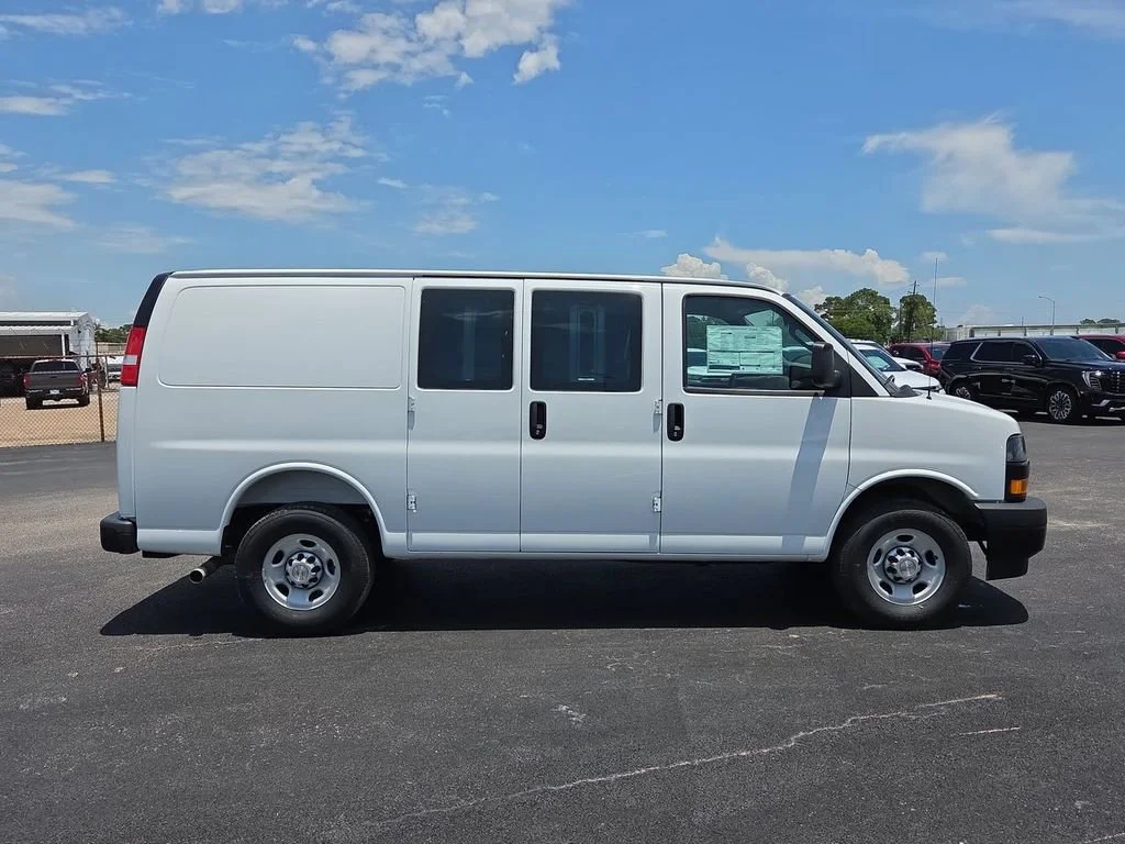 New 2026 Summit White Chevrolet WT image 8