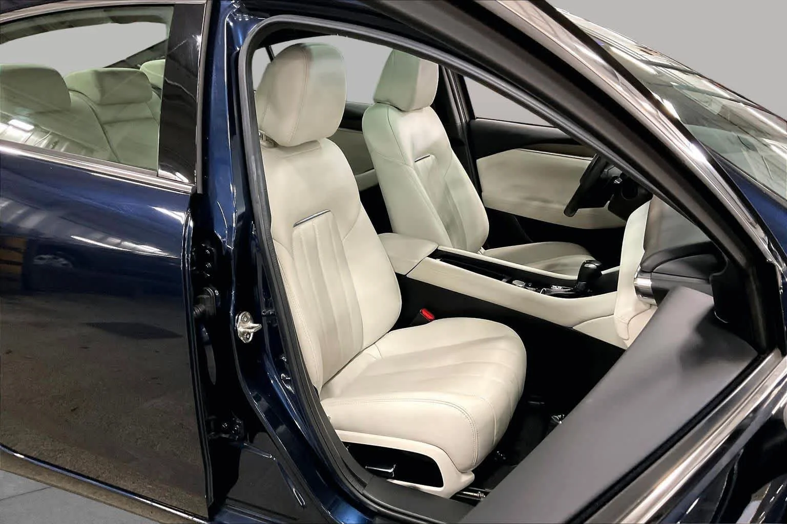 Used 2020 Deep Crystal Blue Mazda Signature image 9