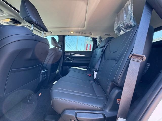 New 2026 Radiant White INFINITI LUXE image 35