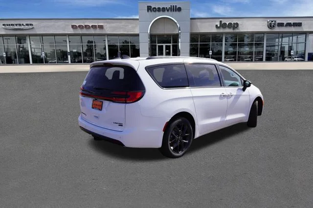 New 2026 Bright White Clear-Coat Exterior Paint Chrysler Limited image 4