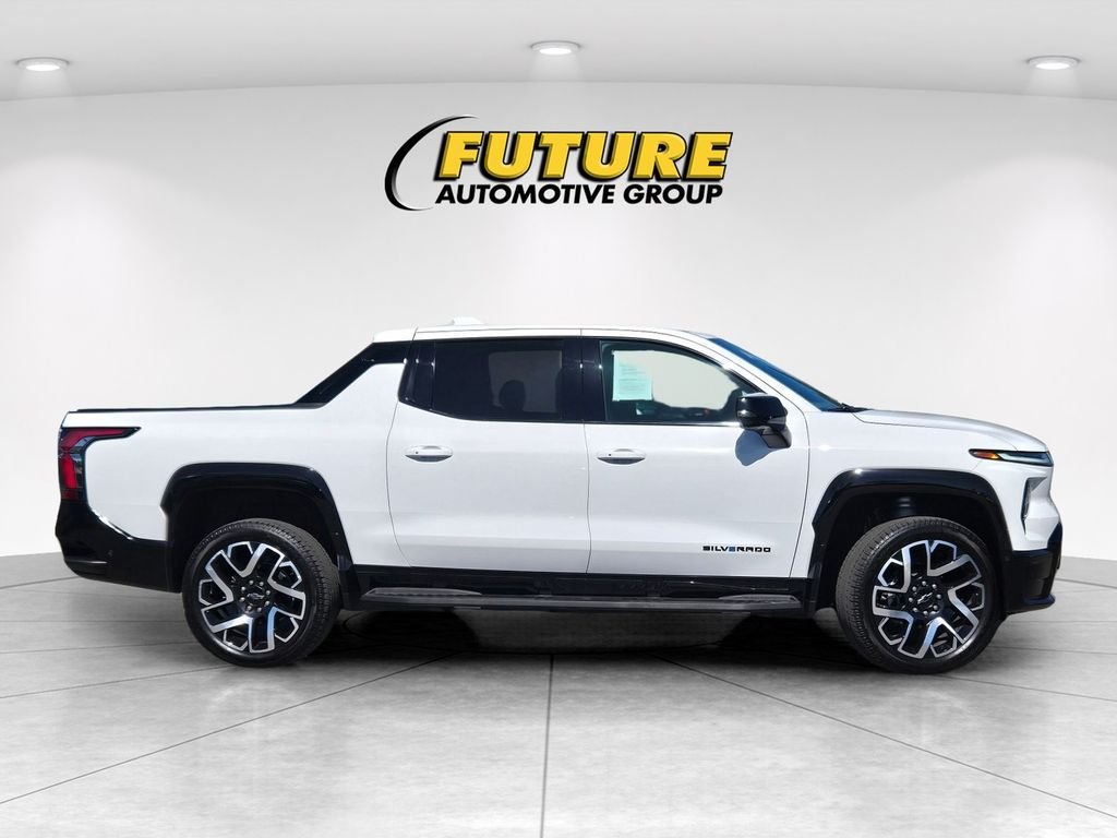 Used 2025 White Chevrolet RST image 3