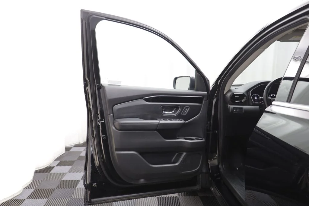 Used 2024 Crystal Black Pearl Honda Touring image 4