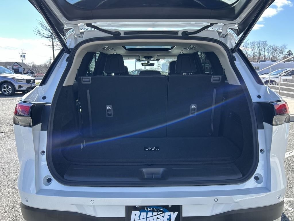 Certified Used 2026 White INFINITI LUXE image 28