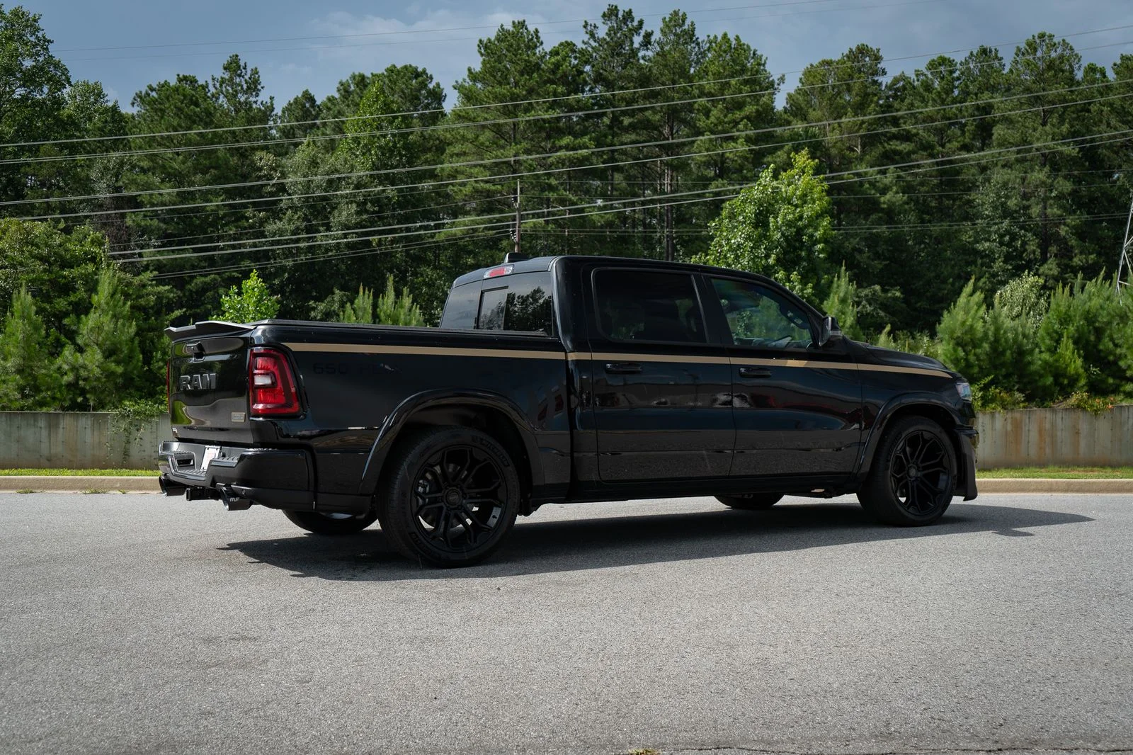 New 2026 Diamond Black Crystal Pearl-Coat Exterior Paint RAM Big Horn with DC 650 Supercharged Package image 25