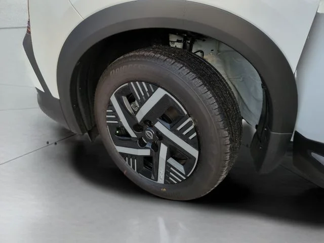 New 2026 Aspen White TriCoat / Super Black Two-tone Nissan SV image 31
