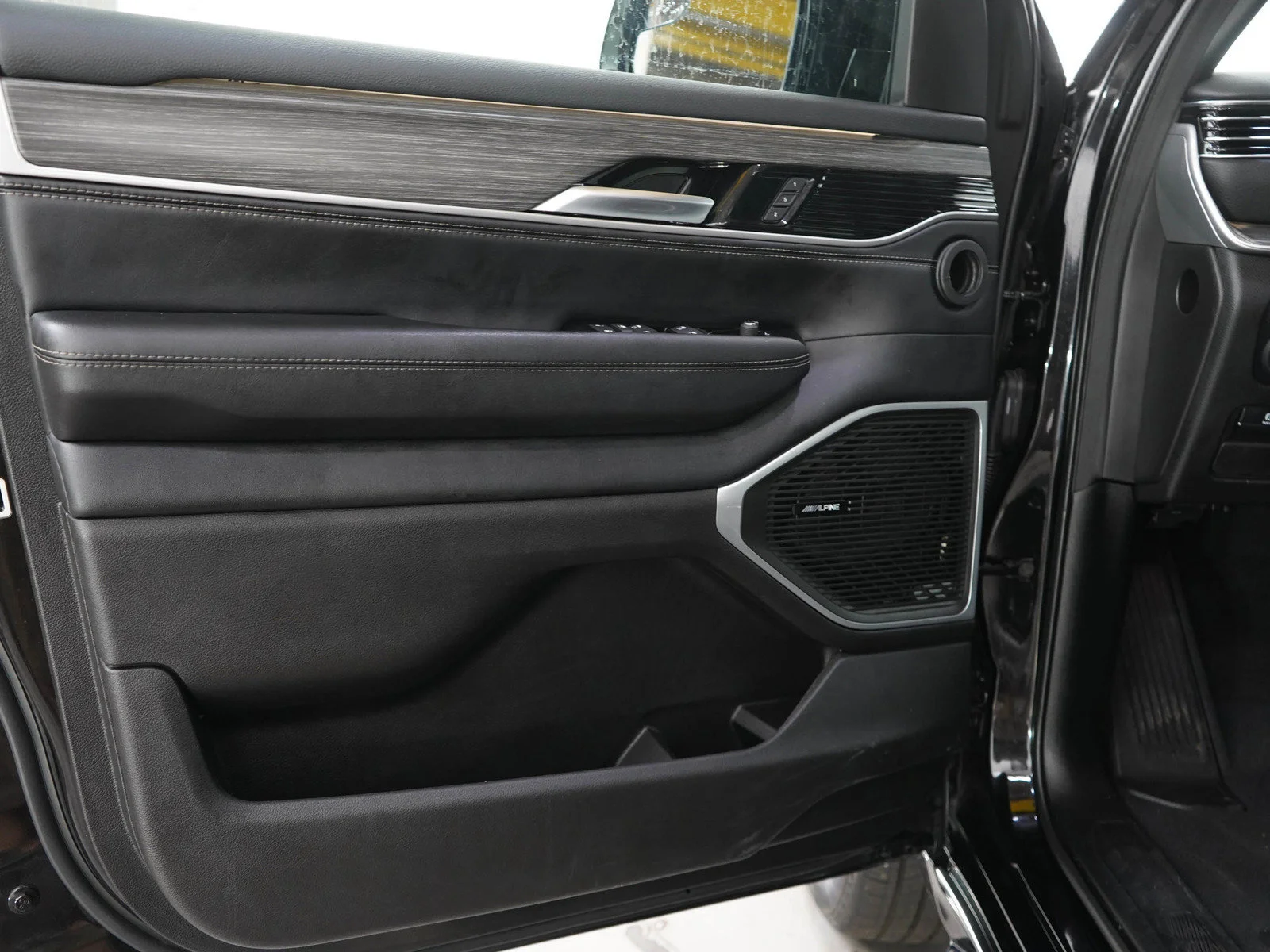 Used 2024 Diamond Black Crystal Pearlcoat Jeep Series III image 20
