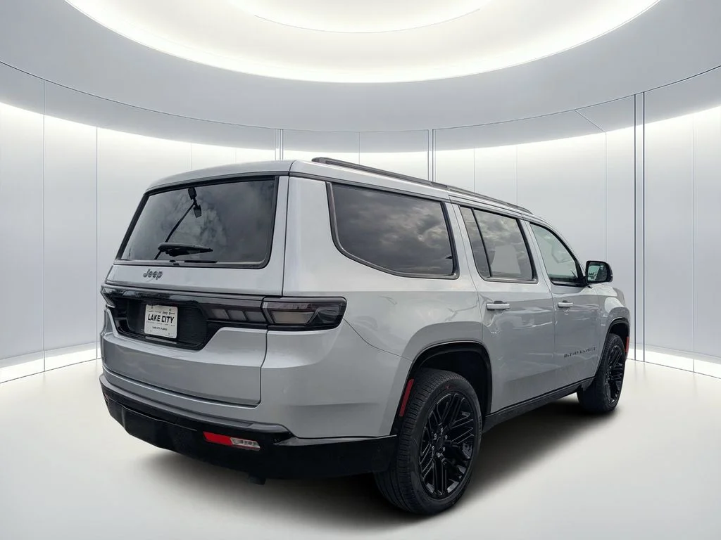 New 2026 Silver-Zynith Exterior Paint Jeep Limited Reserve image 4