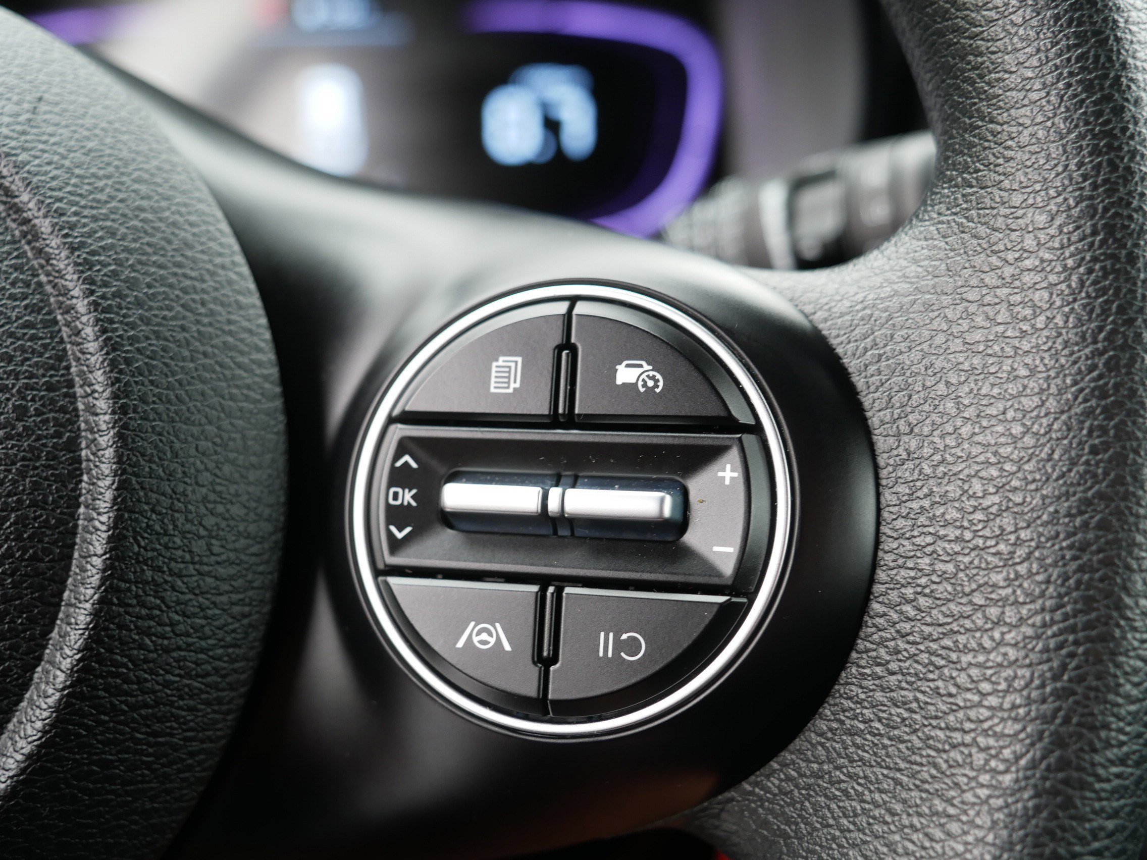 Used 2025  Kia LX image 29