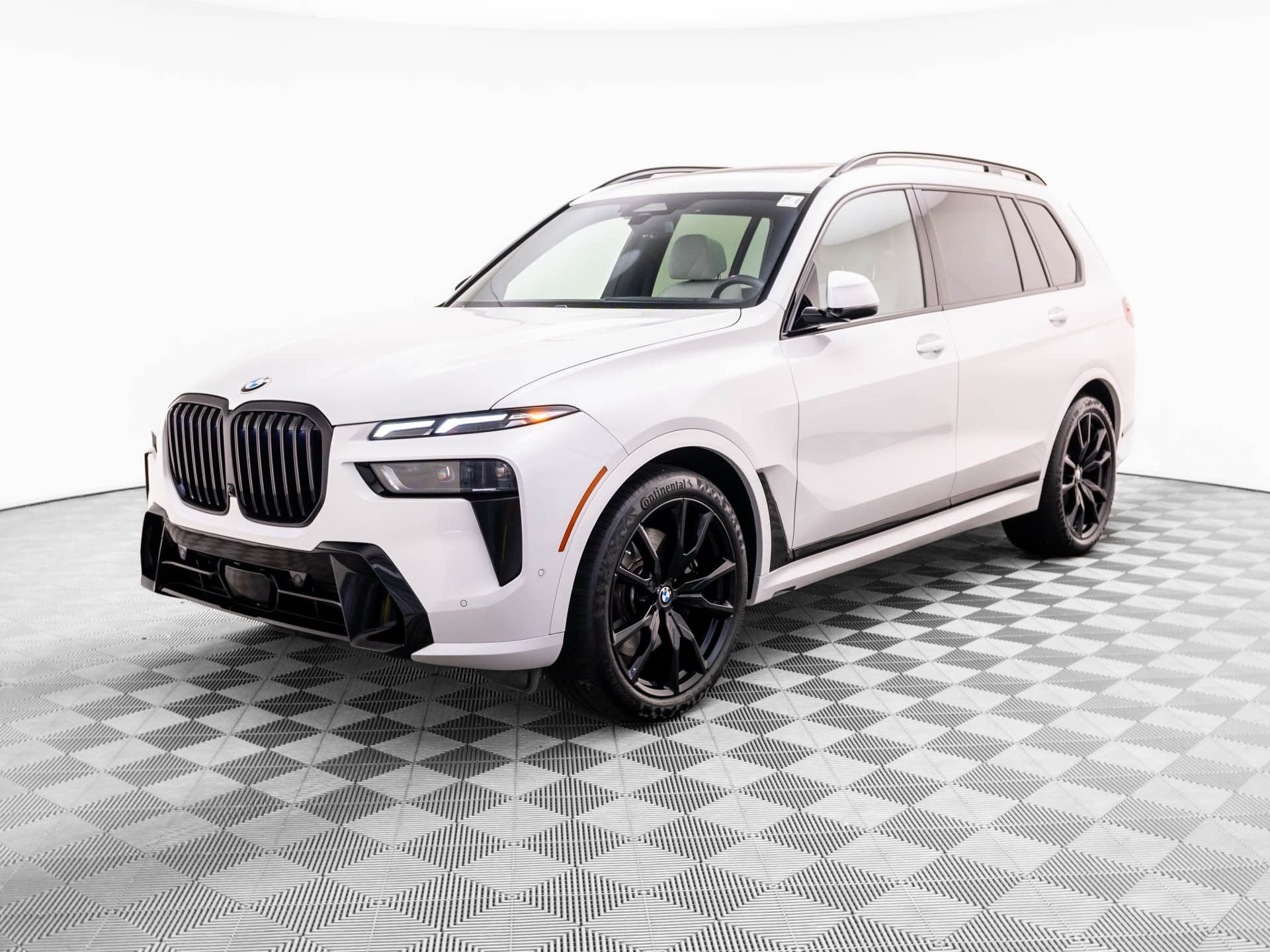 Used 2023 Mineral White Metallic BMW xDrive40i image 1