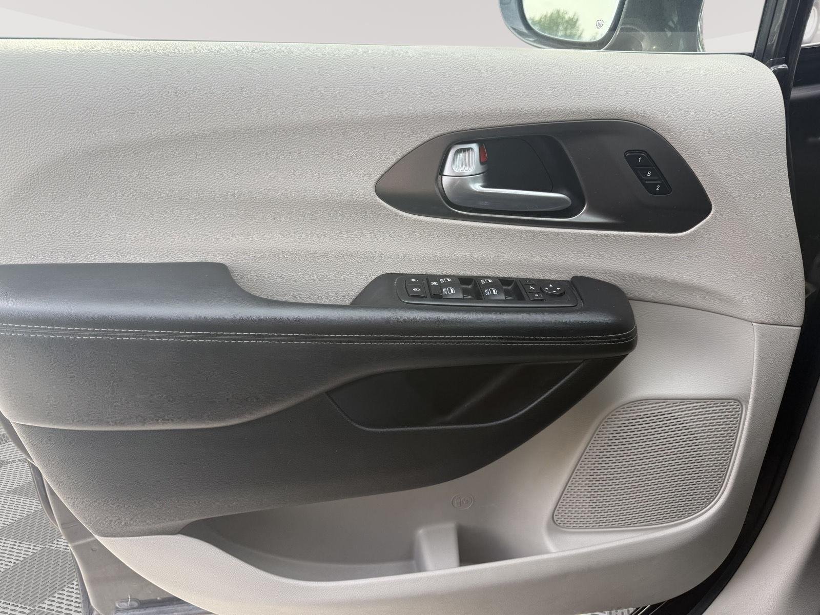 Used 2018 Granite Crystal Metallic Clearcoat Chrysler Limited image 16