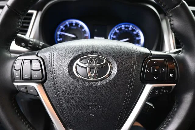 Used 2019 Blue Toyota XLE image 17