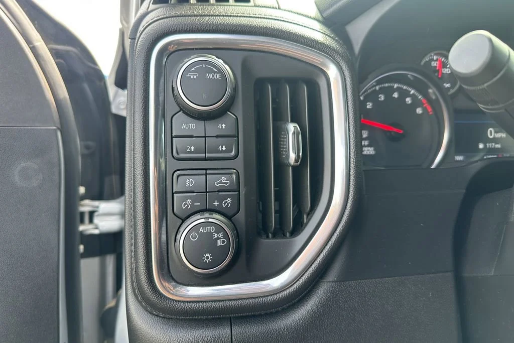 Used 2021 SILVER ICE METALLIC Chevrolet RST image 17