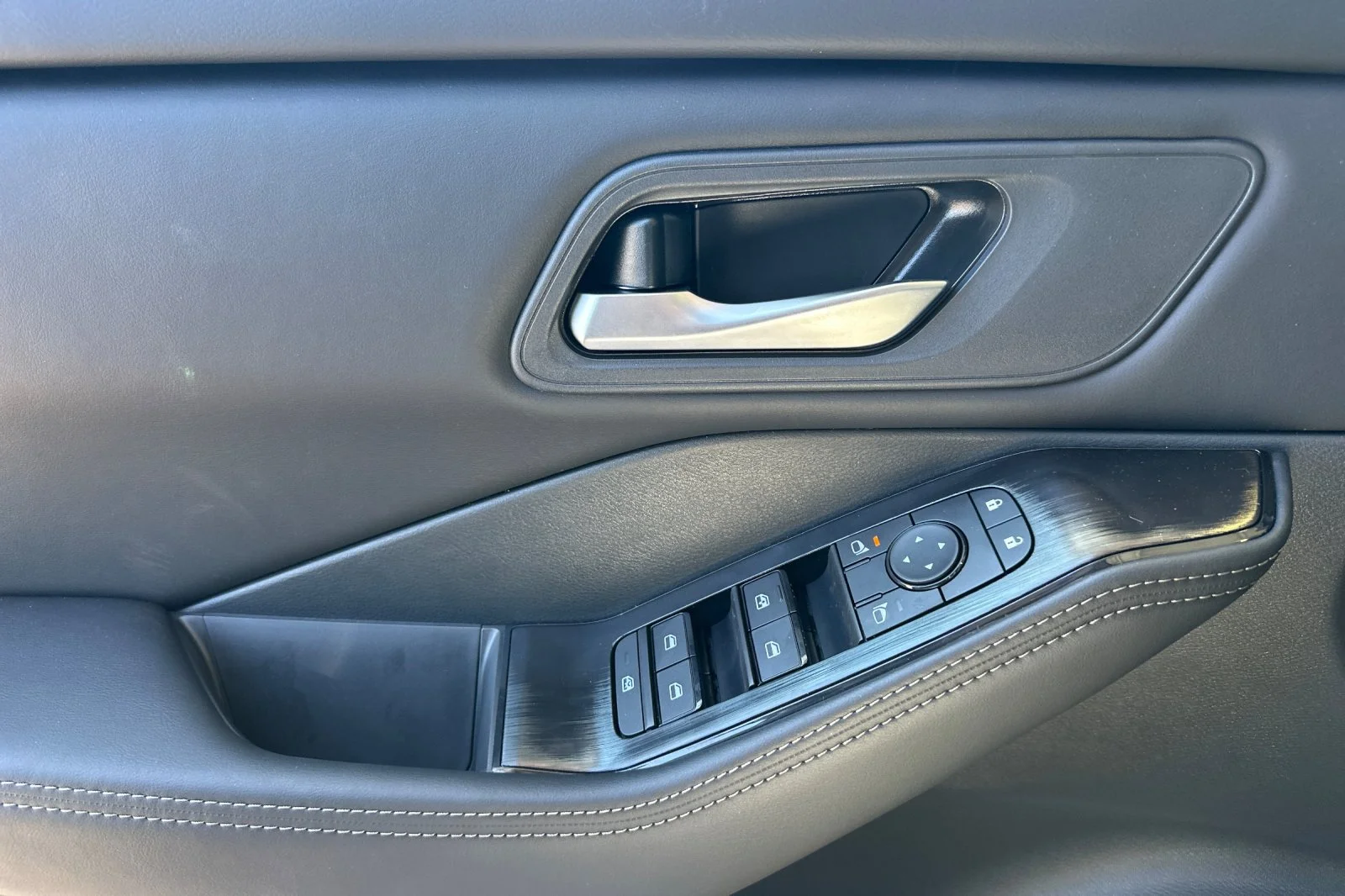 New 2026 Boulder Gray Pearl Nissan SV image 11