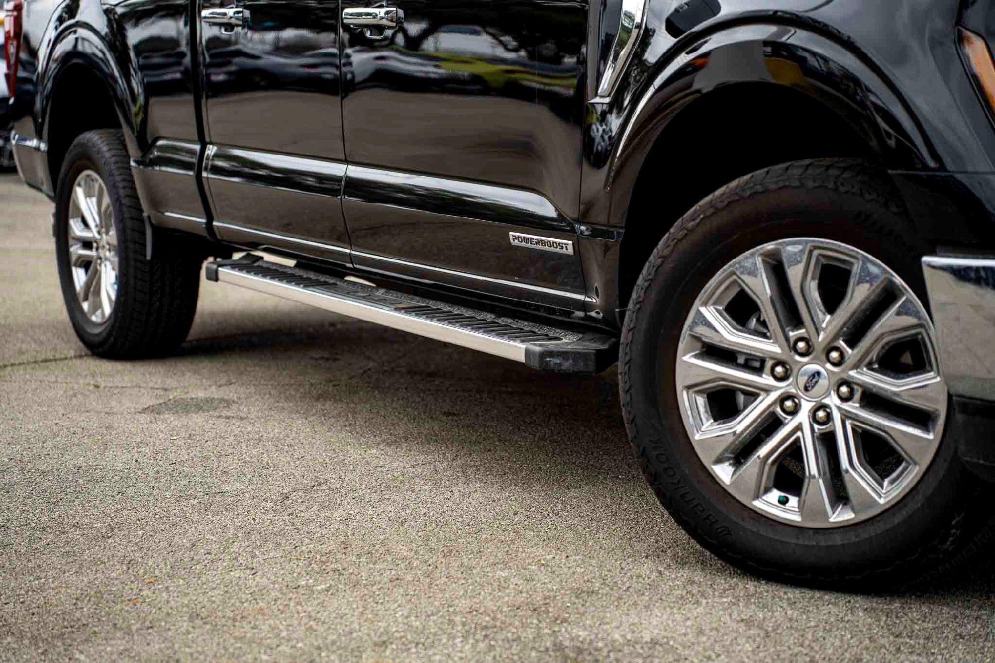 New 2025 Agate Black Metallic Ford XLT image 2
