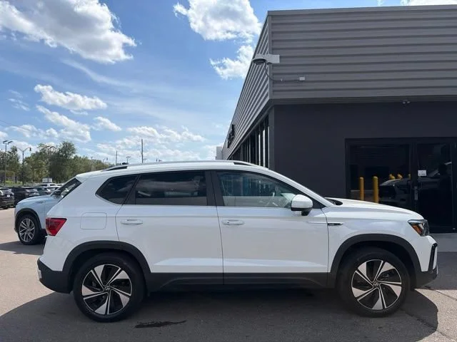 Used 2024 Pure White Volkswagen SE image 2