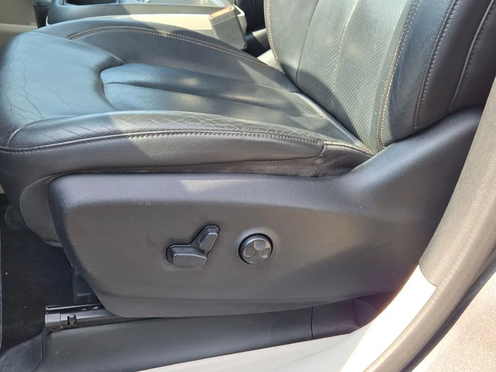 Used 2018 Gray Chrysler Touring L Plus image 23