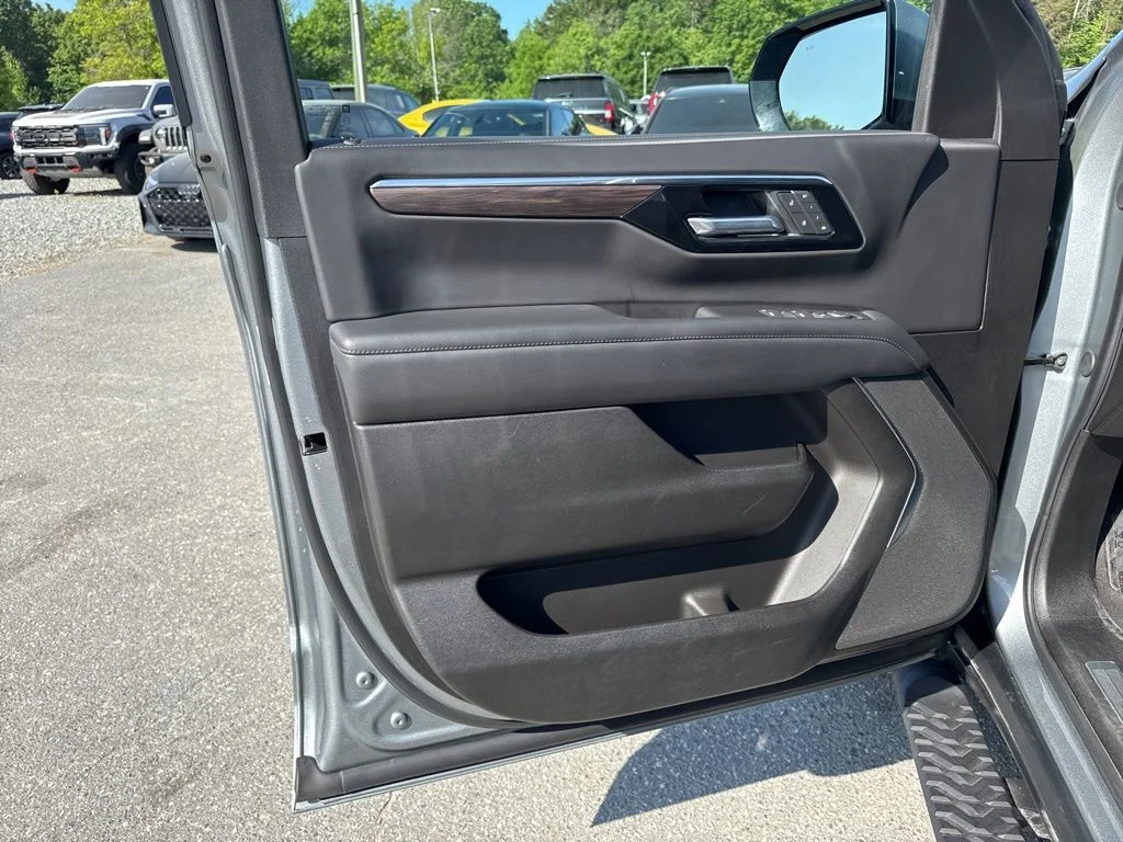Used 2025 Gray Chevrolet Z71 image 28