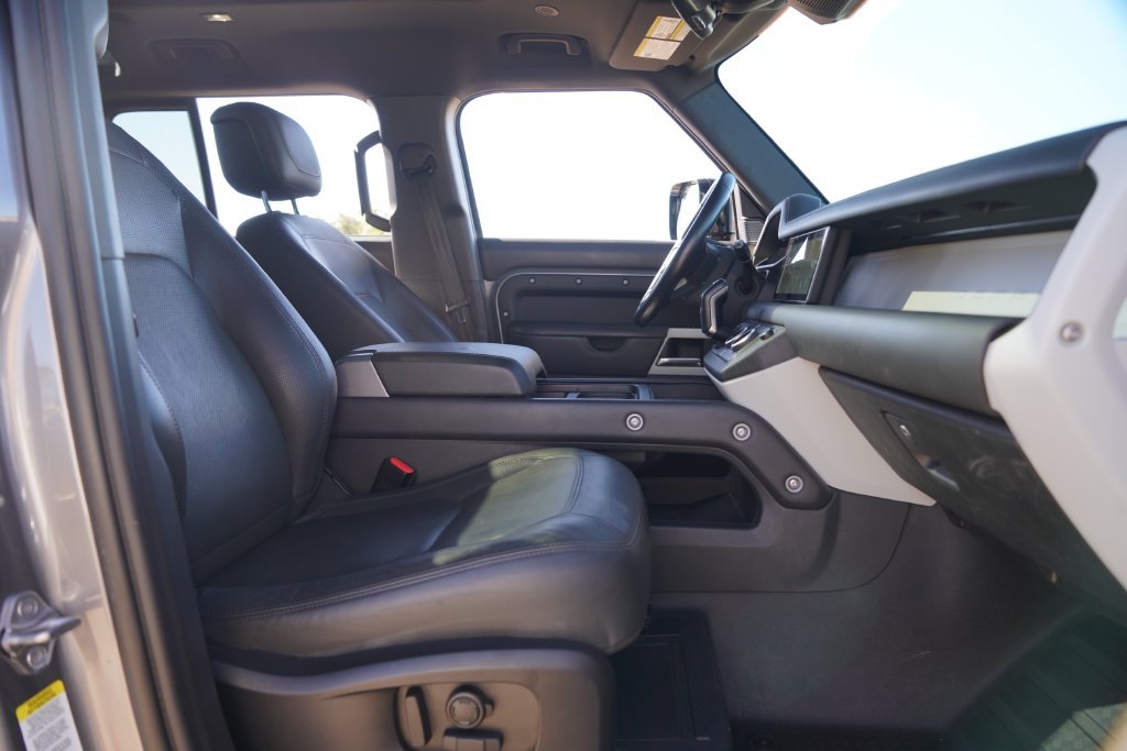 Used 2023  Land Rover S image 24