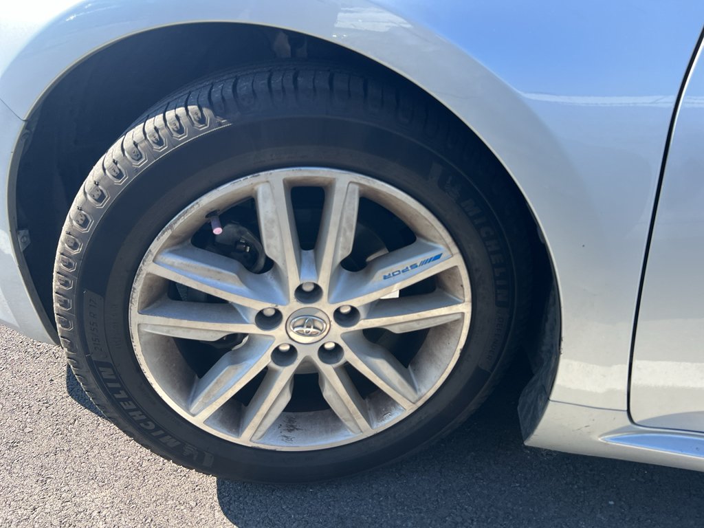 Used 2013 Classic Silver Metallic Toyota XLE Premium image 4